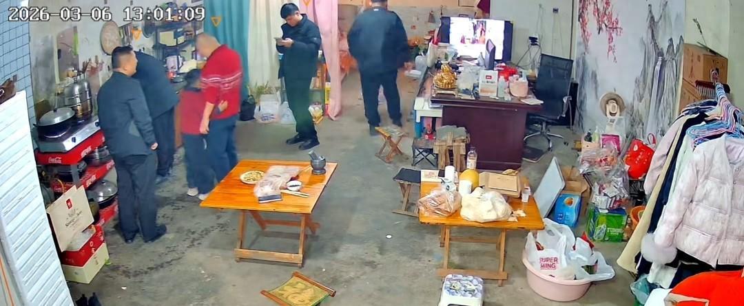 没出正月就理发,舅舅暴怒狠踹6岁外甥,妈妈给舅舅赔罪发红包!